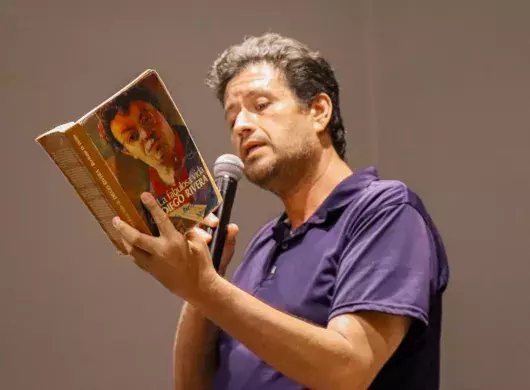 Profesor del Tec de Monterrey lee en conferencia libro sobre la historia de Diego Rivera