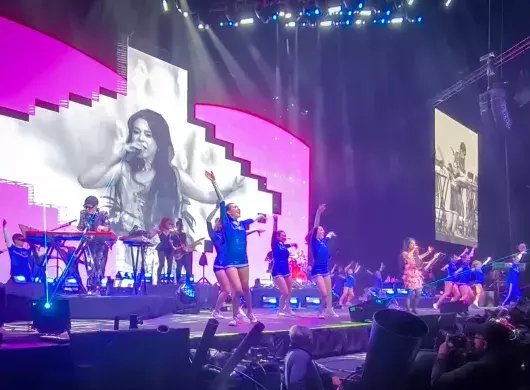 Estudiantes de la compañía de danza moderna del Tec de Monterrey, campus Hidalgo, bailaron en el escenario del Palacio de los Deportes durante el concierto de Belanova el 27 de noviembre.