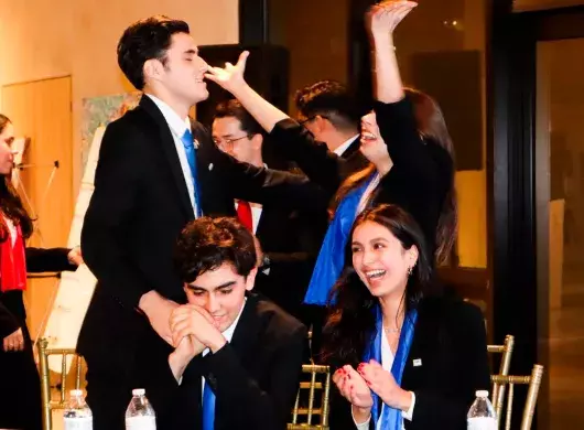 Equipo del Tec de Monterrey campus Laguna festeja su triunfo en torneo nacional de debate