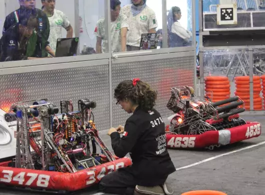 Fotografía donde un integrante del equipo de robótica Lambot 3478 se encuentra afinando detalles antes del comienzo de la competencia