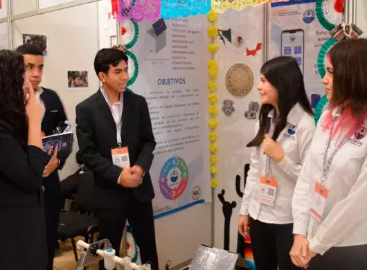 Estudiantes de PrepaTec Navojoa en Lima exponiendo su proyecto de ciencias.