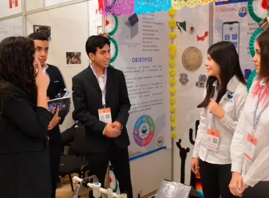 Estudiantes de PrepaTec Navojoa en Lima exponiendo su proyecto de ciencias.