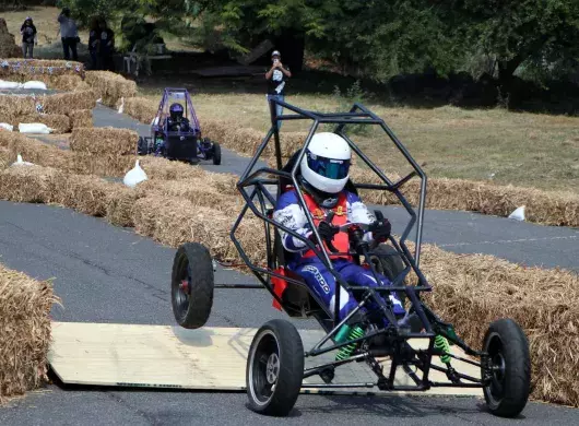 Por sexto año, la Escuela de Ingeniería y Ciencias y la Sociedad de Estudiantes de Ingeniería del Tecnológico de Monterrey en Cuernavaca llevaron a cabo la carrera de autos sin motor, Downhill Challenge Racer.