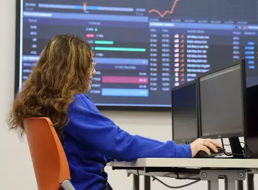 Estudiante en el laboratorio de finanzas