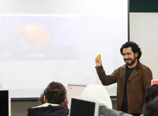 Alan Romero durante un taller de postproducción a estudiantes del campus Monterrey.