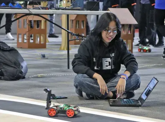Mixtli, equipo conformado por estudiantes de la Escuela de Ingeniería y Ciencias del Tecnológico de Monterrey, campus Cuernavaca, ganan el primer lugar en la categoría de vehículo terrestre autónomo durante la sexta edición del Autonomous Mechatronics Grand Prix.