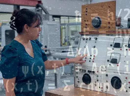 Profesora trabaja con máquina en investigación sobre mecánica cuántica