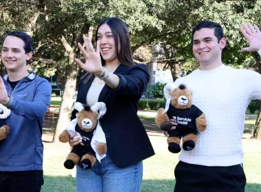 Alejandro Padilla, Rebeca Saint y Federico Ríos saludando a la cámara.