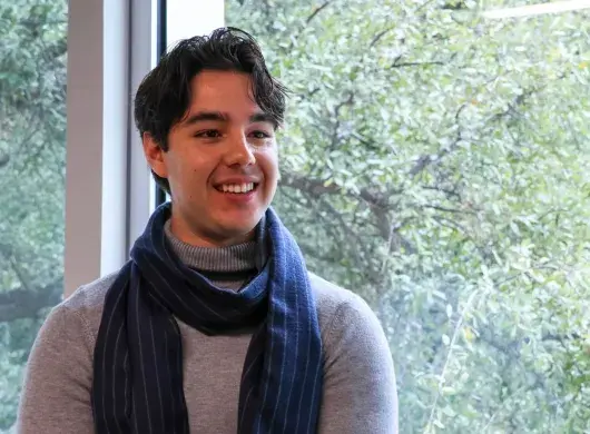 Javier Romo en campus Monterrey durante entrevista para CONECTA