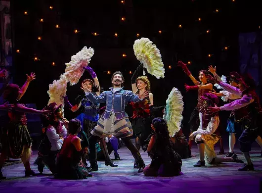 Escena de la comedia musical Something Rotten!, interpretada por estudiantes del Tec.