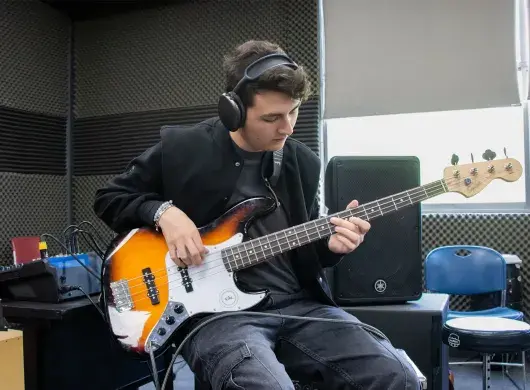 David Escudero tocando el bajo