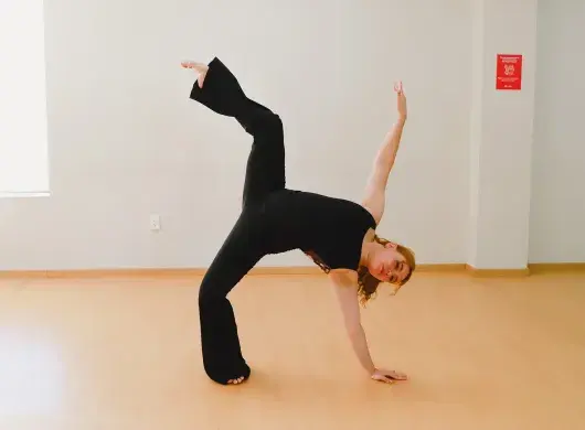 Alumna de baile de PrepaTec Laguna realiza un paso dancístico