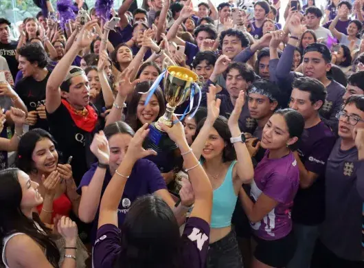 Más de 500 estudiantes de la PrepaTec Cuernavaca se vistieron de rojo, rosa y morado para demostrar cuál es la mejor generación en la Copa Borrego, un evento que este 2025 cumplió 10 años de realizarse en el campus Cuernavaca.