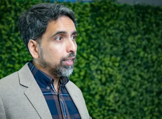 Sal Khan durante su entrevista con CONECTA en el Tec de Monterrey