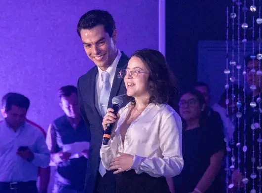 Carolina Villarreal dando un discurso por los 50 años de campus Saltillo