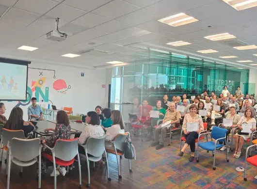 Alumnos impartiendo taller a adultos mayores