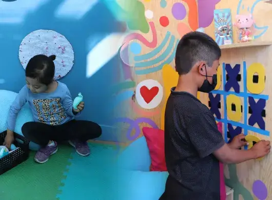 Niños utilizando los habitáculos sensoriales