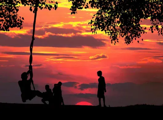 Niños jugando en el atardecer