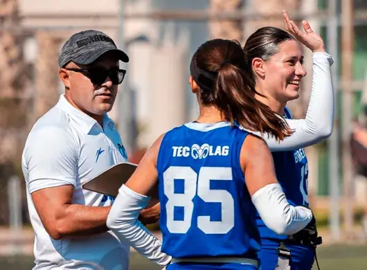 Coach de tochito bandera de Borregos Laguna da indicaciones a sus jugadores en partido