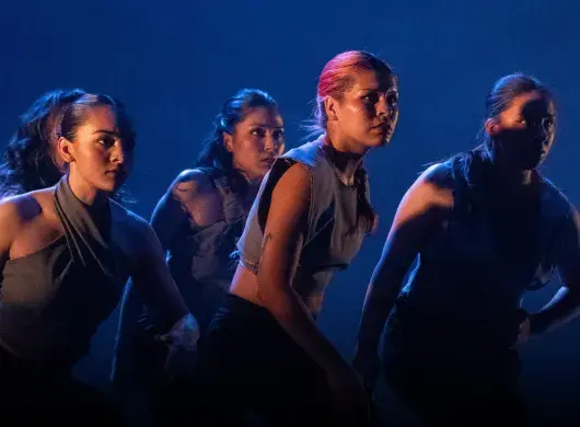 Cuatro bailarinas en el escenario.