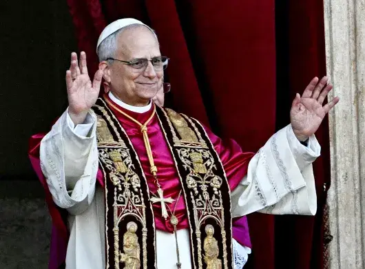 Papa León XIV durante su aparición en el balcón central de la Basílica de San Pedro