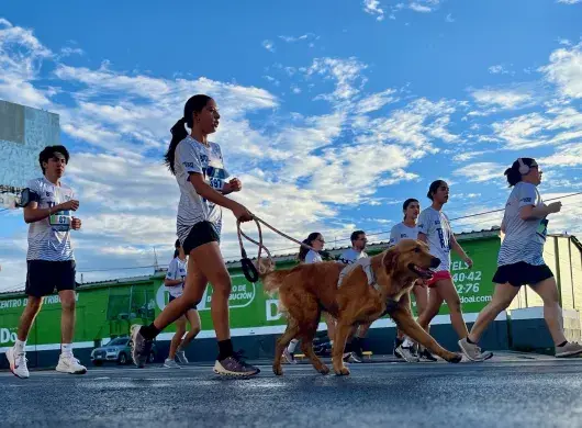 Kendra Villarreal, estudiante de PrepaTec, junto con su perro en la primera Carrera Borregos Think, Feel, Run Powered by Skechers del Tec de Monterrey campus Chihuahua. 