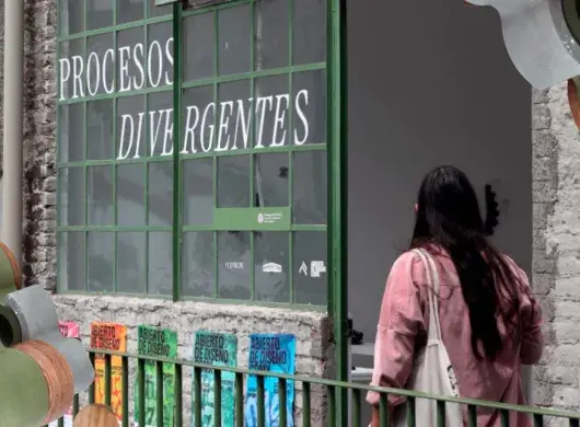 Estudiantes de Diseño del Tec en Estado de México presentan su colección de mobiliario modular en el Abierto Mexicano de Diseño 2025.