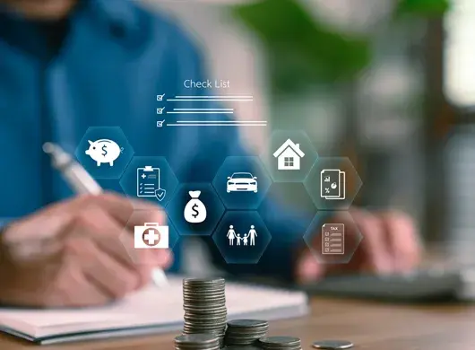 Hombre revisando sus finanzas