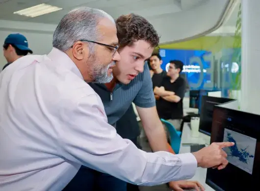 El decano nacional de la Escuela de Ingeniería y Ciencias del Tec de Monterrey, Feniosky Peña-Mora, interactúa con alumnos durante la inauguración del Laboratorio de IA del campus Chihuahua.
