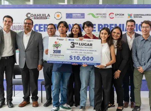Estudiantes en la premiación de concurso estatal de cortometrajes