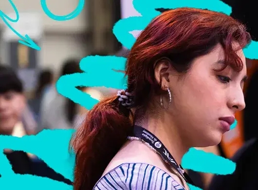 Joven lectora lee un libro en stand de la Feria Internacional del Libro 2025