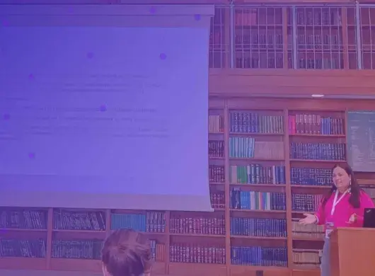 Zahira Cruz exponiendo sobre ia educativa en Hungría