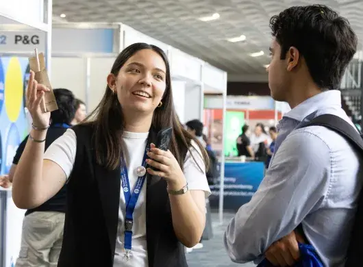 Joven en EmpleaTec gestiona entrevista en feria de empleo