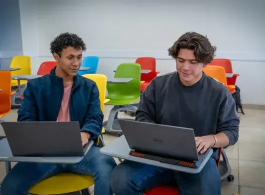 Estudiantes preparándose para congreso global.