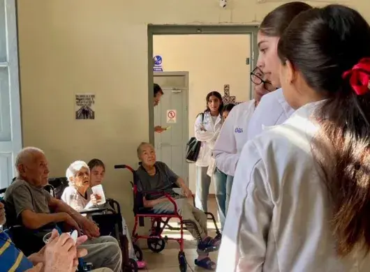 Estudiantes de la Escuela de Medicina y Ciencias de la Salud del Tec campus Chihuahua realizan trabajo de intervención en el Asilo Asociación Guadalupana en Chihuahua.