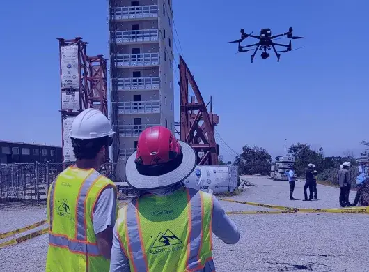 Abraham Romo volando un dron