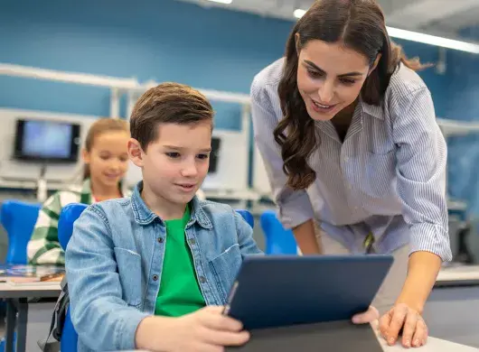 Invita a implementar la IA en la educación