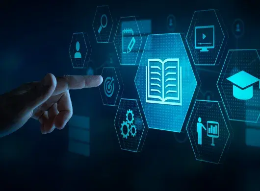 Una mano se acerca para seleccionar contenido educativo digital en una pantalla