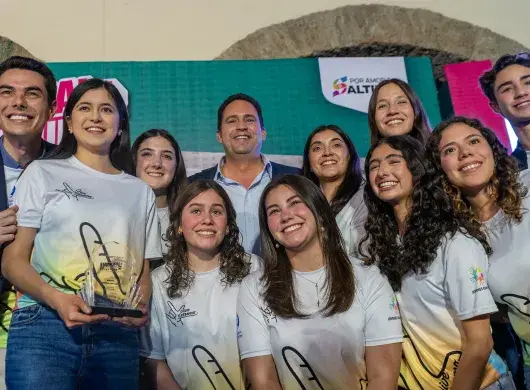 Alumnos con alcalde de Saltillo Javier Díaz González.