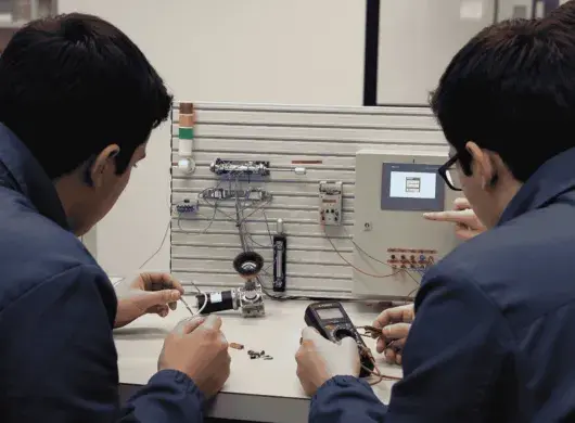 Estudiantes de Ingeniería Mecatrónica trabajando en el proyecto