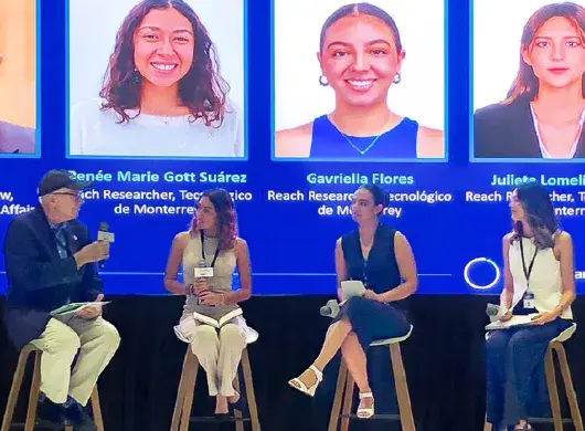 Estudiantes del Tec presentando en Singapur en el Reach Alliance