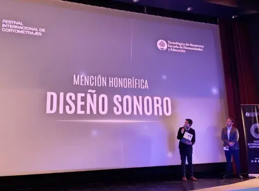 Estudiante dando un discurso después de recibir mención honorífica.