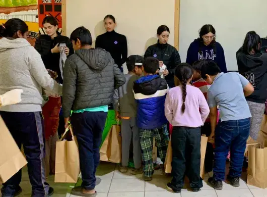 Estudiantes de la Escuela de Negocios del Tec campus Chihuahua montan tienda Street Store para donar ropa a comunidad indígena de la capital chihuahuense