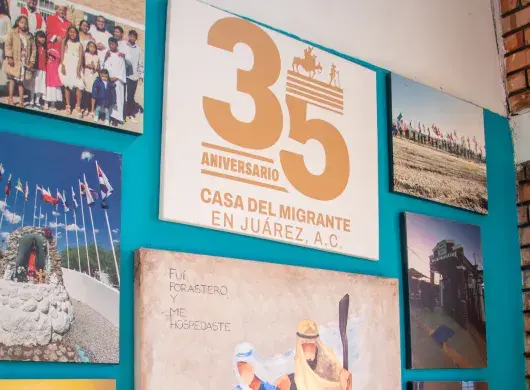 Resepcion de la casa del migrante con fotografias y reconocimientos 