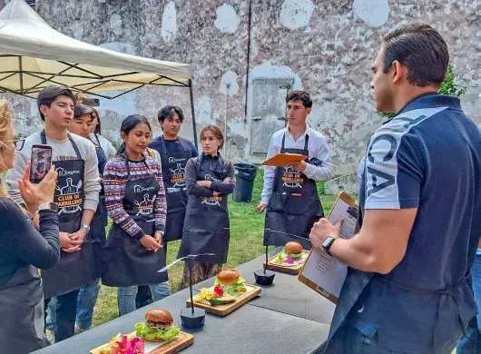 Estudiantes participan en reto con presentación de negocios