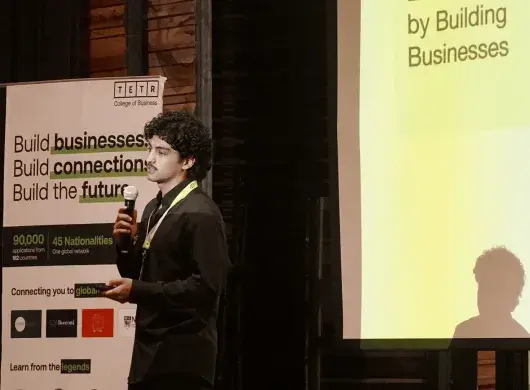 Santiago Rivera en exposición de uno de sus emprendimientos