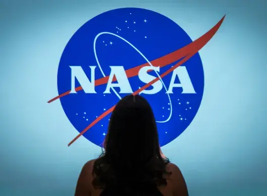 Estudiante volteando a ver el logo de la NASA