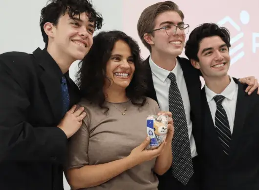 Maestra Brenda con alumnos