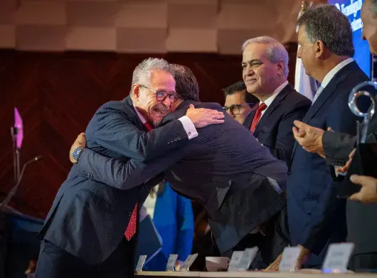 Entrega del premio Insignia del Premio Rómulo Garza, en el Tec de Monterrey