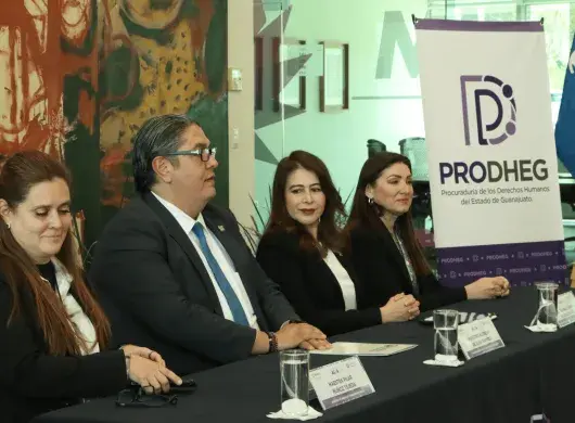 Directivos en evento de entrega del Distintivo ALVA